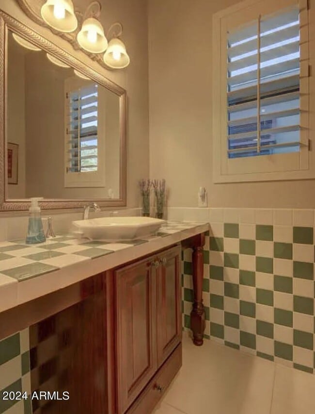 Building Photo - 1223 E Moss St