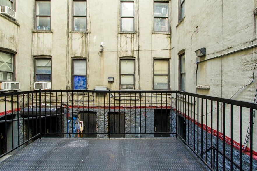 Building Photo - 334 E 100th St