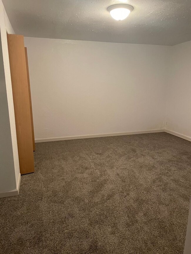 Building Photo - Freshly remodeled