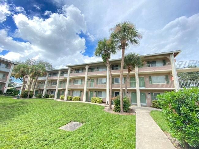 Primary Photo - Waterside at Cranes Roost 1/1 Condo locate...