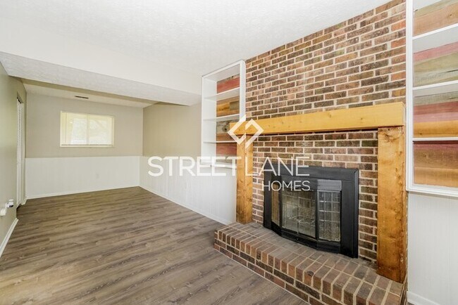 Building Photo - REDUCED!