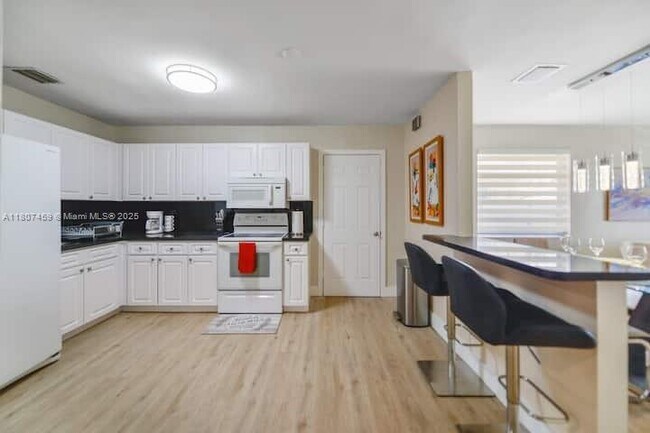 Building Photo - 3262 SW 28th St