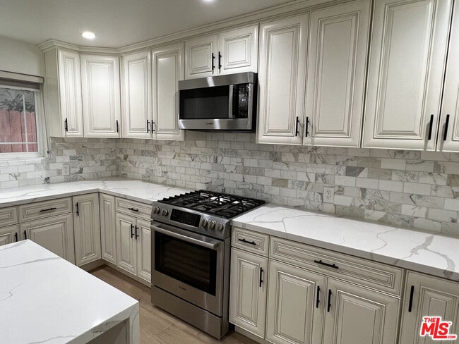 Building Photo - 5019 W Maplewood Ave