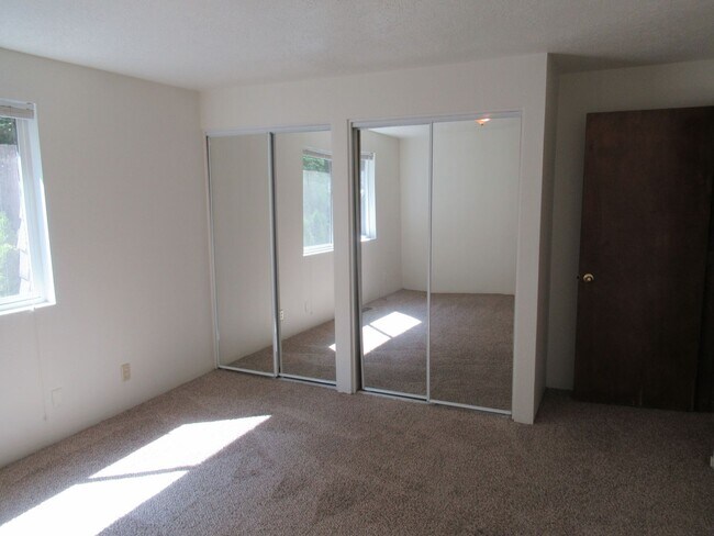 Building Photo - Nice Clean Two Bedroom w/ Private Backyard
