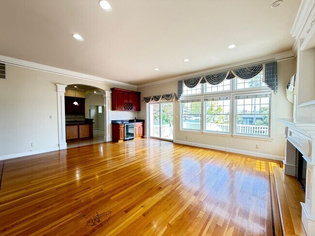 Building Photo - 738 Palmera Ct