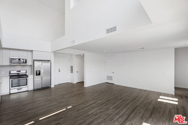 Building Photo - 5750 Hollywood Blvd