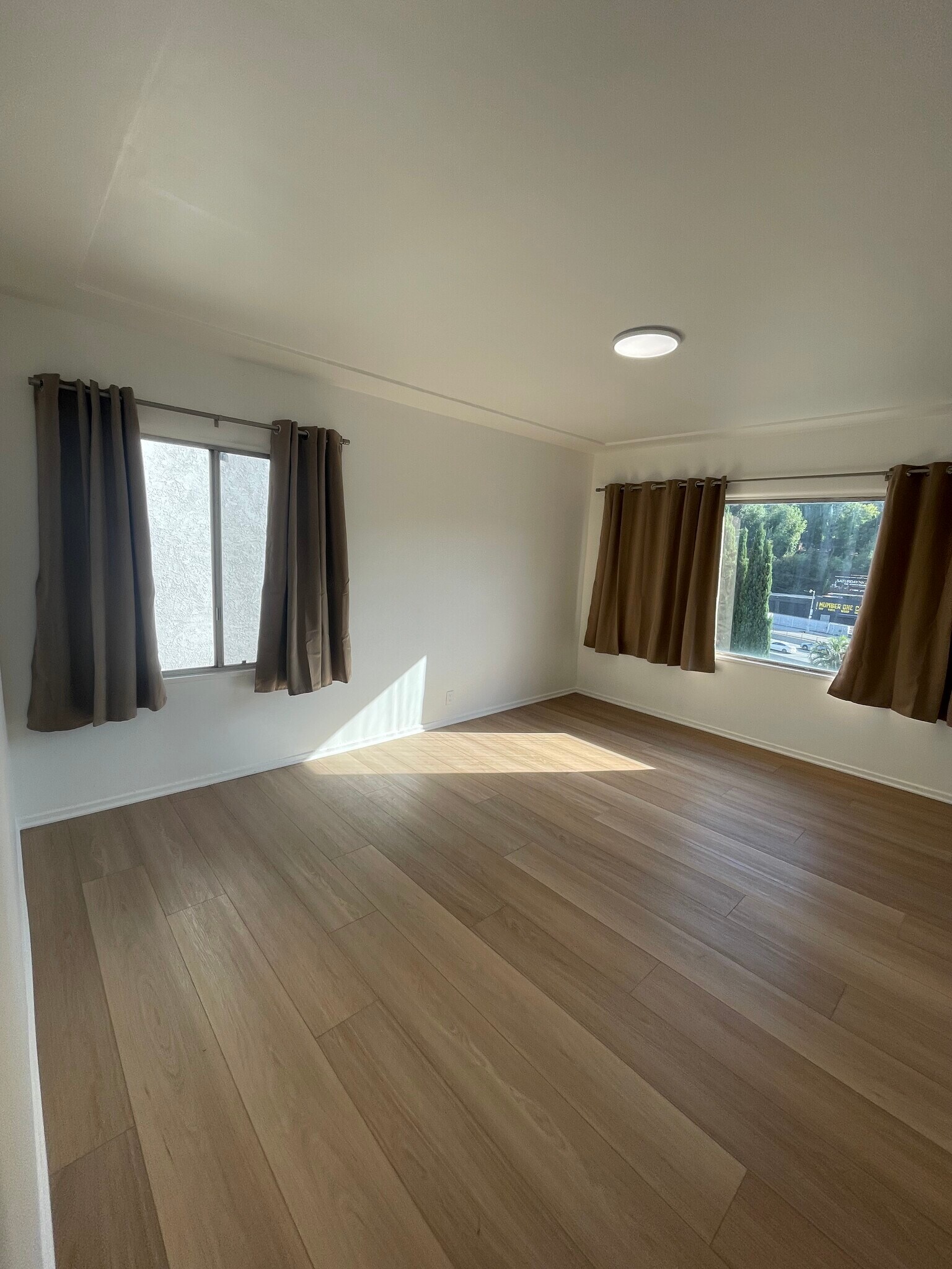 Building Photo - 3043 Hollycrest Dr