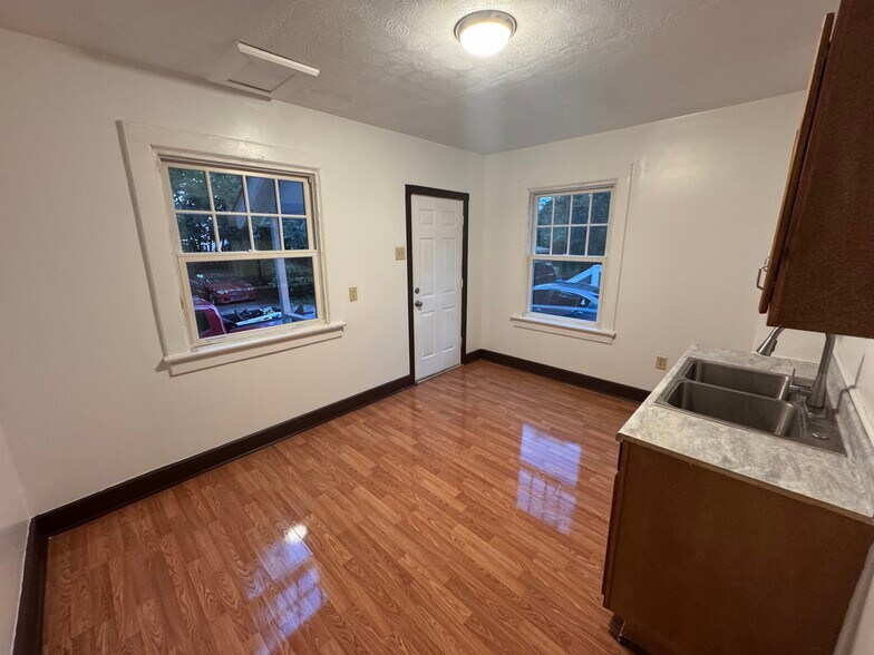 Building Photo - 1098 Miller Ave