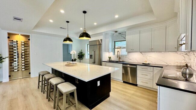 Building Photo - 10027 Lynbrook Dr