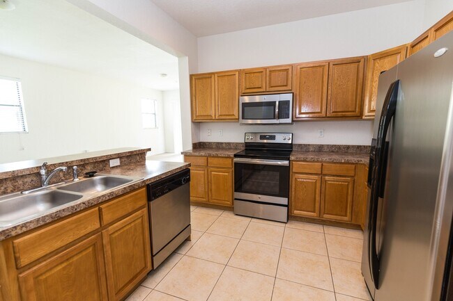 Building Photo - Beautiful spacious 4 bedroom, 2.5 bathroom townhome!