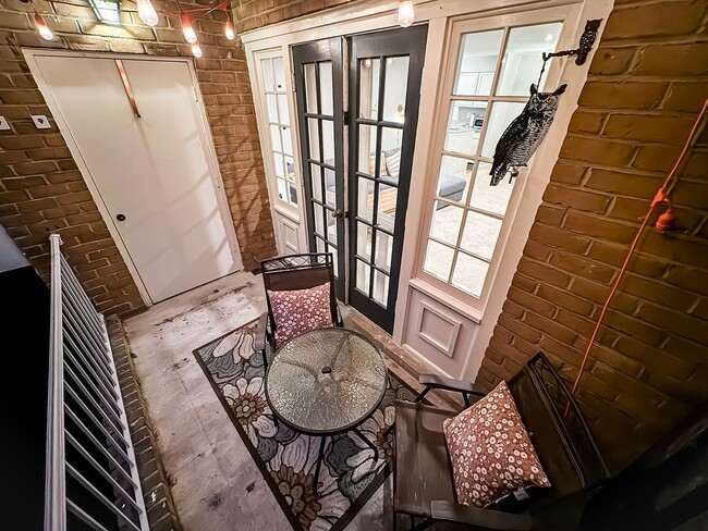 Building Photo - Beautiful 2 Bed 1 Bath Condo With A Balcony In Desired Cardinal Forest