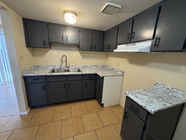 Building Photo - Holiday Gardens 2 Bedroom Townhome