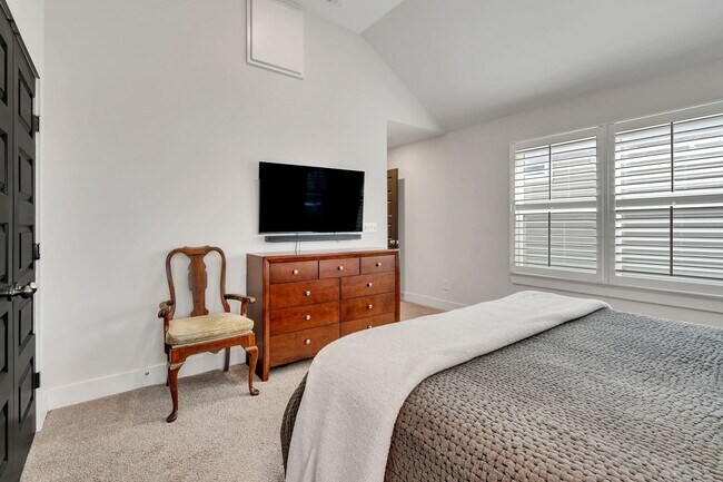 Building Photo - Discover modern rental living in one of Ch...