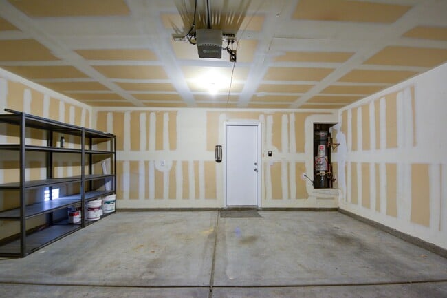 Building Photo - Fabulous 3 bed/2.5 bath two-story home in ...