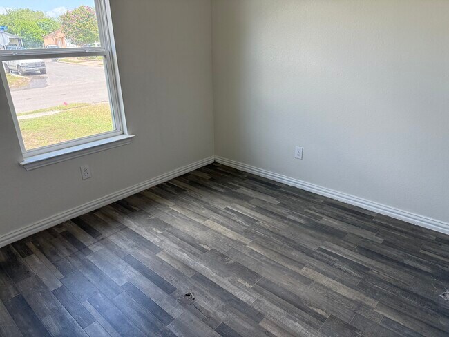 Building Photo - 330 Glenbrook
