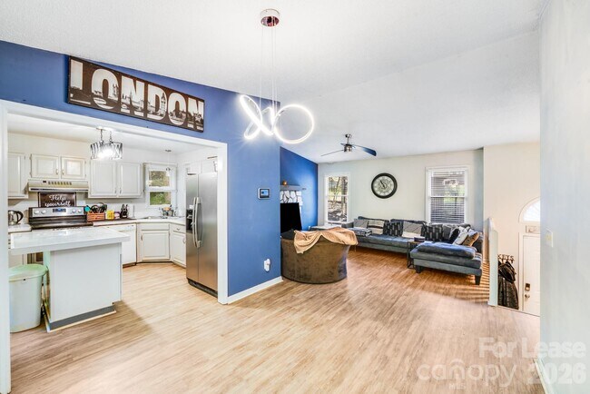 Building Photo - 2116 Bon Villa Way