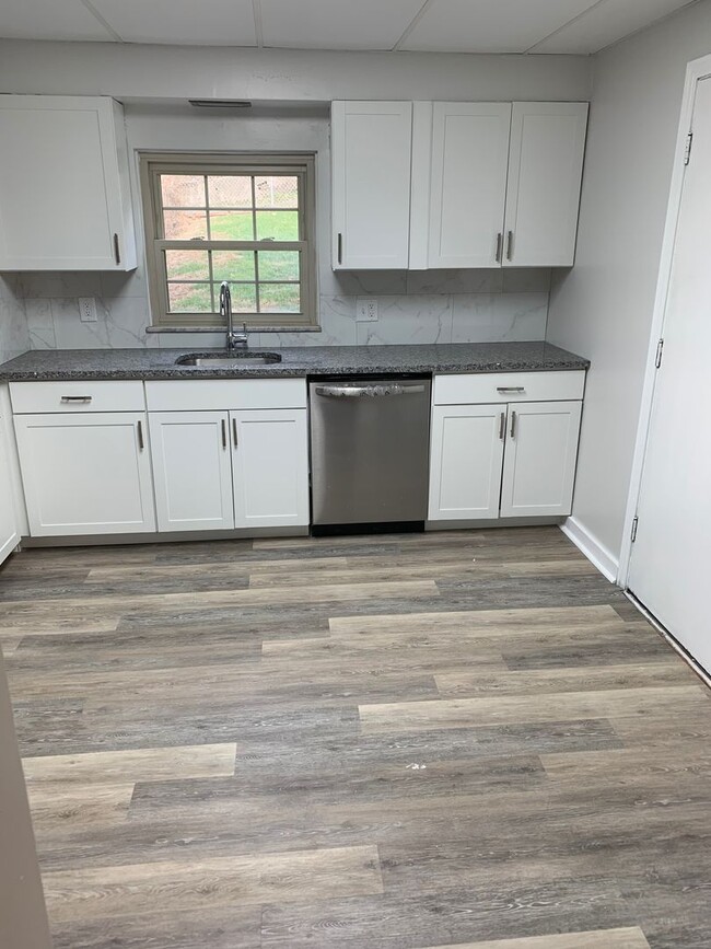 Building Photo - 2 or 3 bedroom Full Remodeled