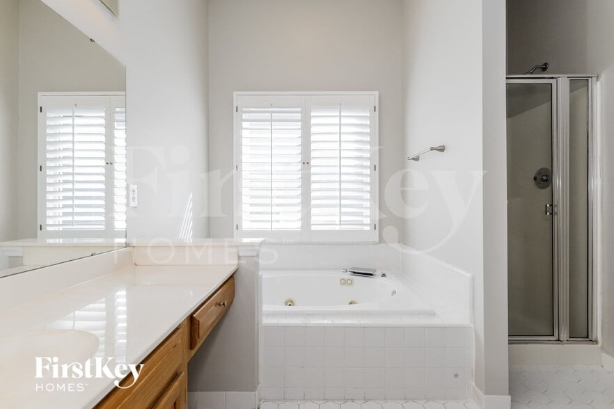 Building Photo - 6223 Rosebriar Ln