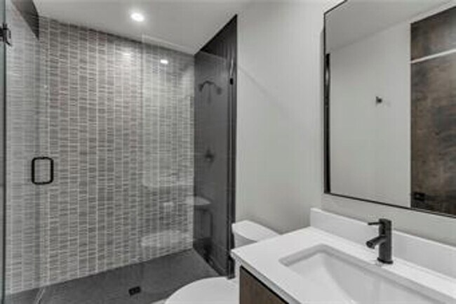 Building Photo - {5842} Luxury Rental in Forrest Ridge Esta...