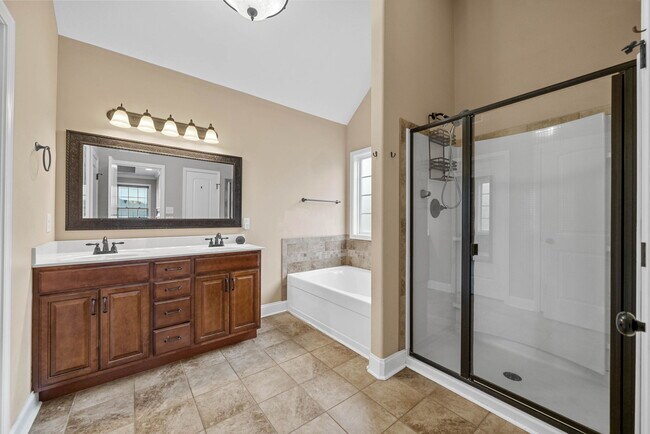 Building Photo - 667 Fox Hound Dr