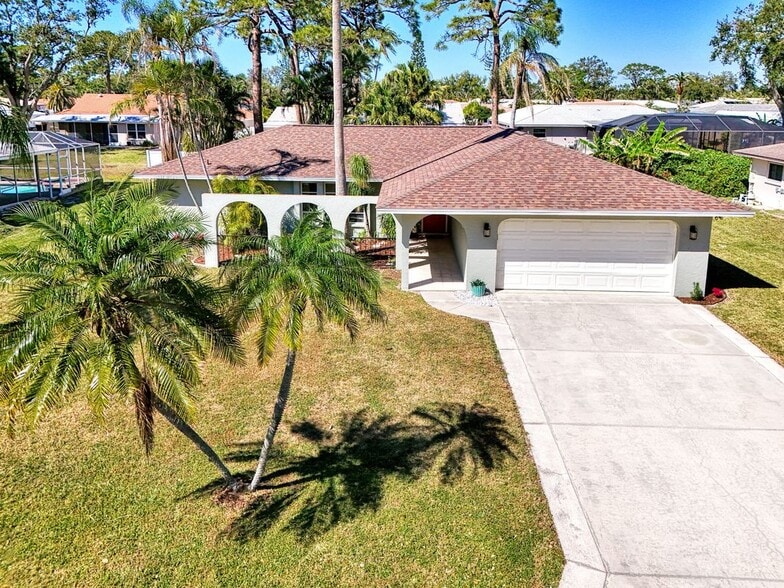 Primary Photo - 2221 Pine View Cir