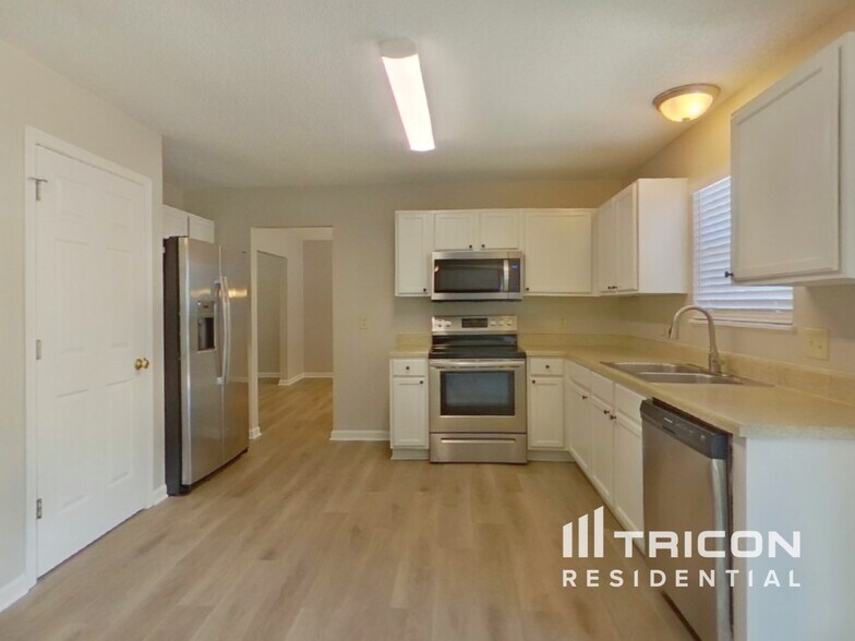 Building Photo - 210 Glen Rose Cir