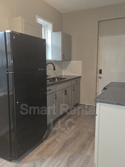 Building Photo - 4209 Ellenwood Ave