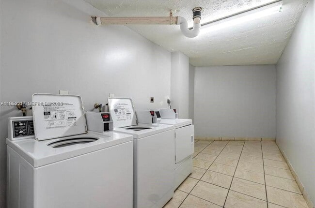 Building Photo - 9678 Fontainebleau Blvd