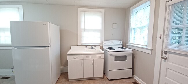 Building Photo - 806 Pou St