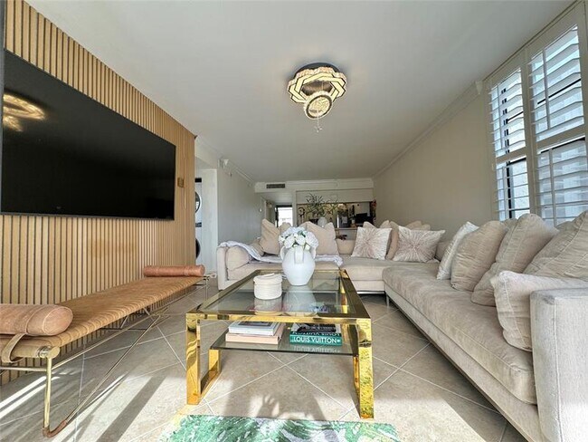 Building Photo - 8 Royal Palm Way