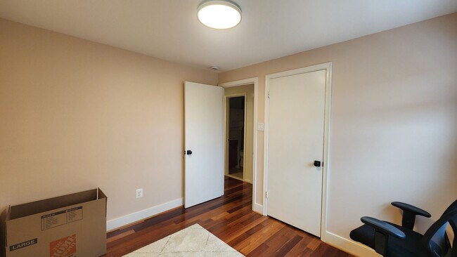 Building Photo - Beautifully Remodeled  End-Unit Townhome