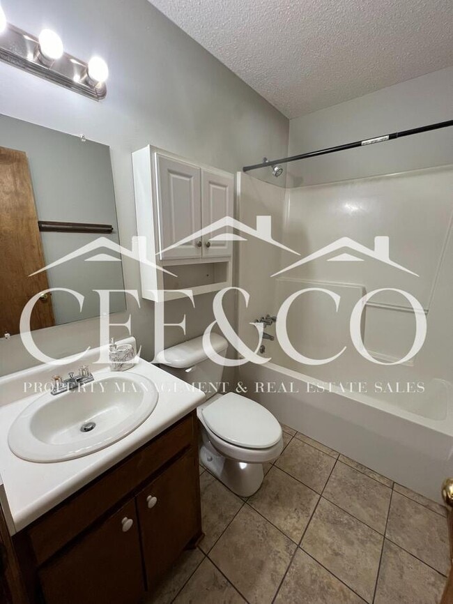 Building Photo - Spacious 2 bedroom now available in Spartanburg!