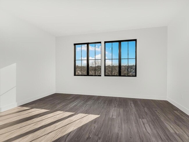 Building Photo - 322 Edwards Pl