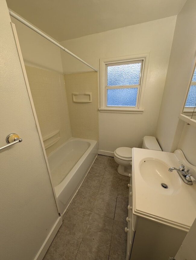 Building Photo - Quaint 2 Bedroom in Navy Yard City - TONS of Extra Space! Available Now!