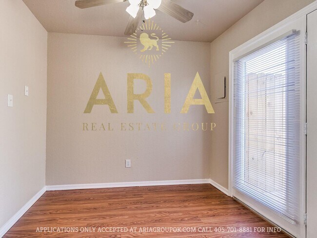 Building Photo - Spacious 2 Bed/1.5 Bath Townhouse in East ...