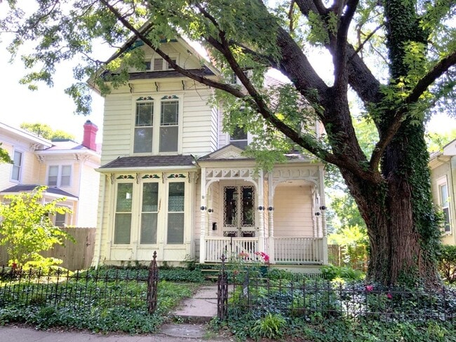 Building Photo - Historic Home 3-4 Bed, 2 Bath - MUST SEE!!
