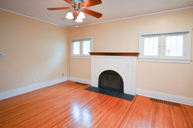 Building Photo - Kutzky Park Home w/Master Suite