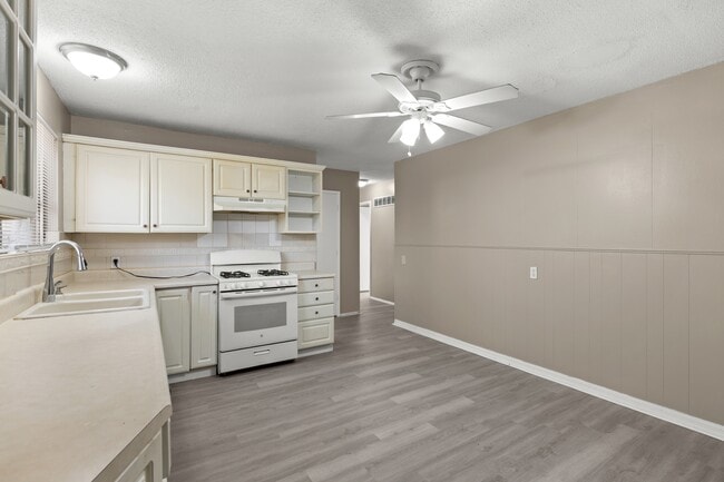 Building Photo - 695 Charvel Dr