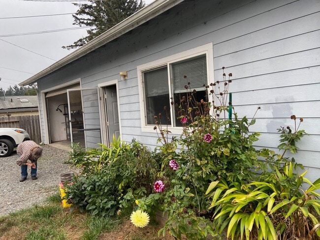 Building Photo - Sweet 2/1 McKinleyville house with garage and laundry