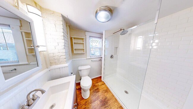 Building Photo - 3 BEDROOMS, 1 FULL BATHROOM + 2 FREE OFF-S...