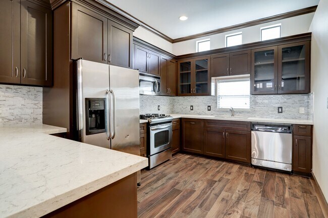 Building Photo - 8715 Meadowcroft Dr