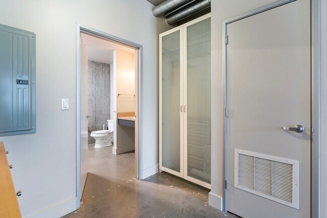 Building Photo - Old Town Lofts - South Facing Studio w/par...