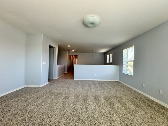 Building Photo - Spacious 5-Bedroom + Loft in Lyons Gate wi...