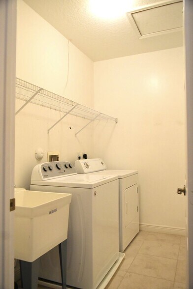 Building Photo - 3240 Fairway Cir