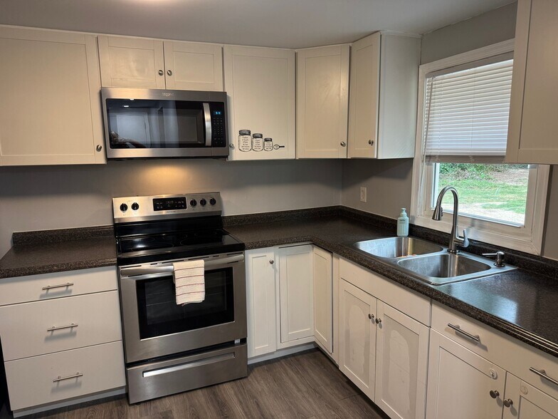 Building Photo - 44297 Miles Village Dr