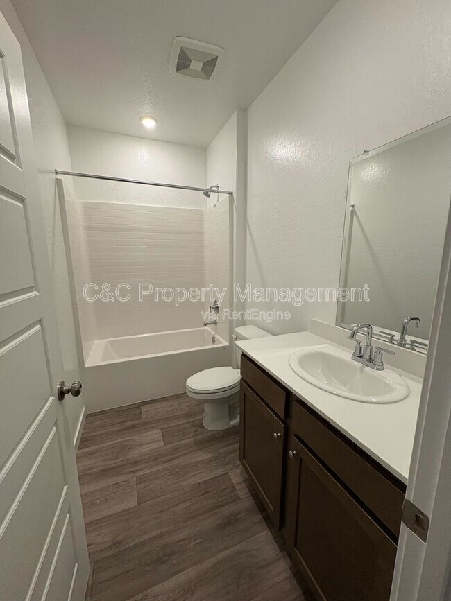 Building Photo - 1024 Deerhorn Dr W