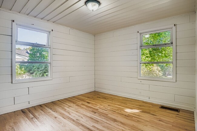 Building Photo - Charming Ranch Home with Spacious Yard and...