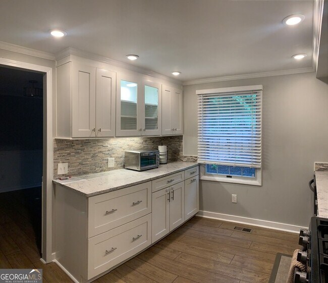 Building Photo - 9695 N Pond Cir