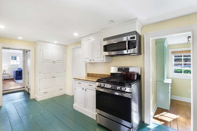 Building Photo - Historic Mendham Home