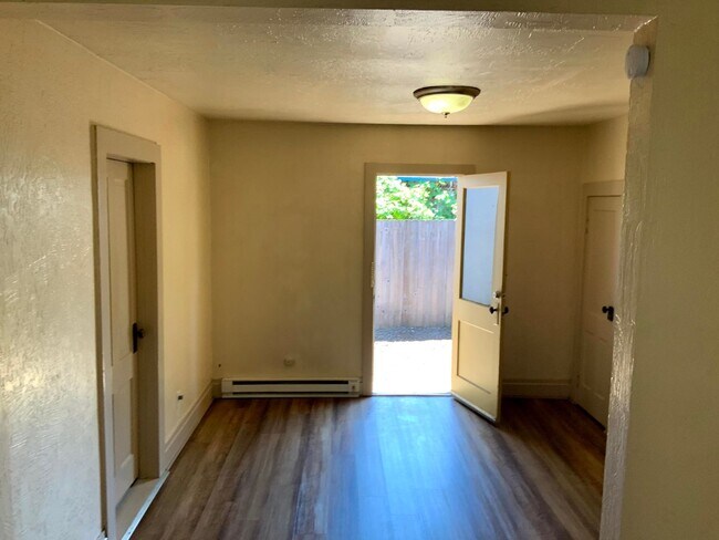 Building Photo - 2 Bedroom House in Springfield